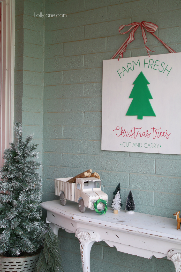 Loving this easy to make Farm Fresh Christmas tree sign. Looks great in this Christmas front porch decor. Great outdoor Christmas decorations!