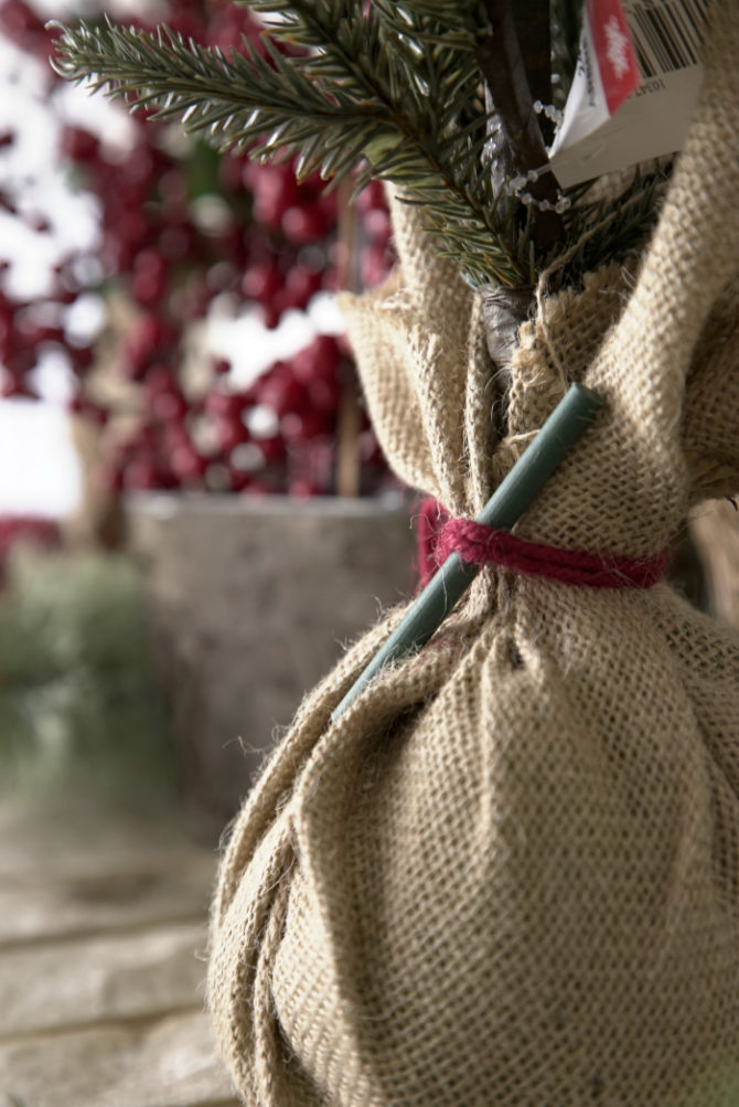 Loving this sneaky trick to keep your house smelling like Christmas throughout the holidays! Add Scentsicle sprigs to your wreaths and garland for instant holiday cheer!