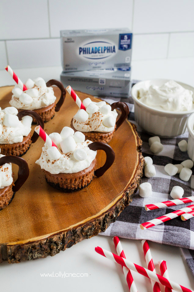 Such a yummy hot cocoa mini cheesecake recipe! See how easy it is to make these mini cheesecakes that look like hot cocoa, such a fun winter recipe!