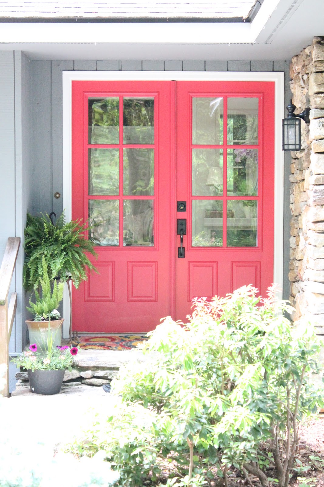 Berry Blush pink door, so pretty! Do yourself a favor and click through to the full house, it's gorgeous! Such a pretty pink door on a darling home!