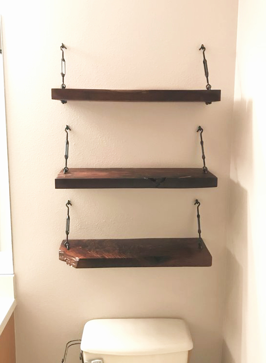 Love this DIY turnbuckle shelf with eye hooks, such an easy to implement tutorial for #bathroomstorage <3 #turnbuckle #bathroomdecor #diy #turnbuckleshelves #turnbuckleshelf