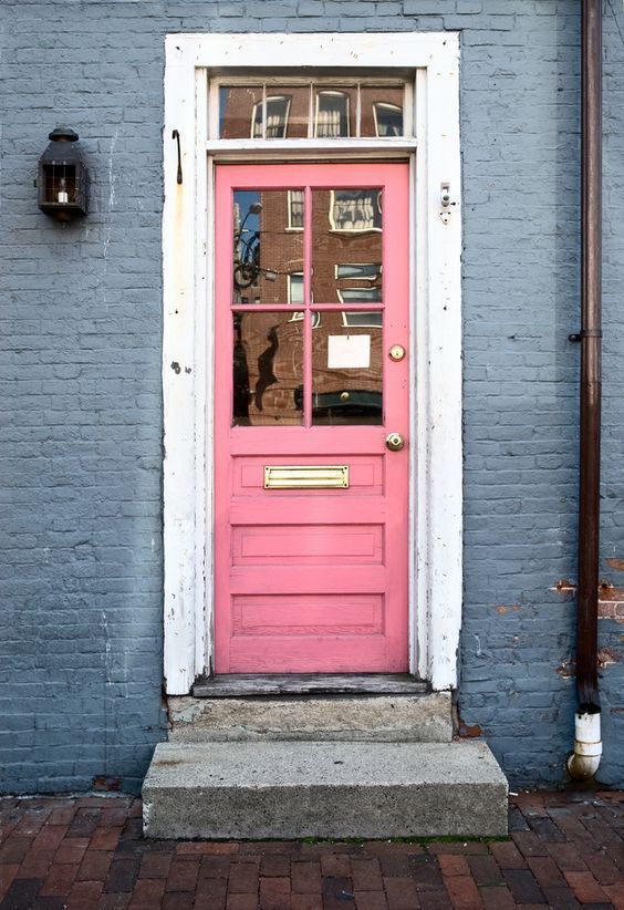 Loving this pink door on a navy brick house! Such a pretty exterior home color combo! Pink and navy home decor, such a cute pink porch!