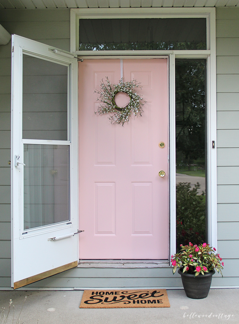 This pretty in pink front door is ga ga gorgeous!! Bella pink front porch, wowzas! Adore the home sweet home rug too! Such a cute porch decor idea!