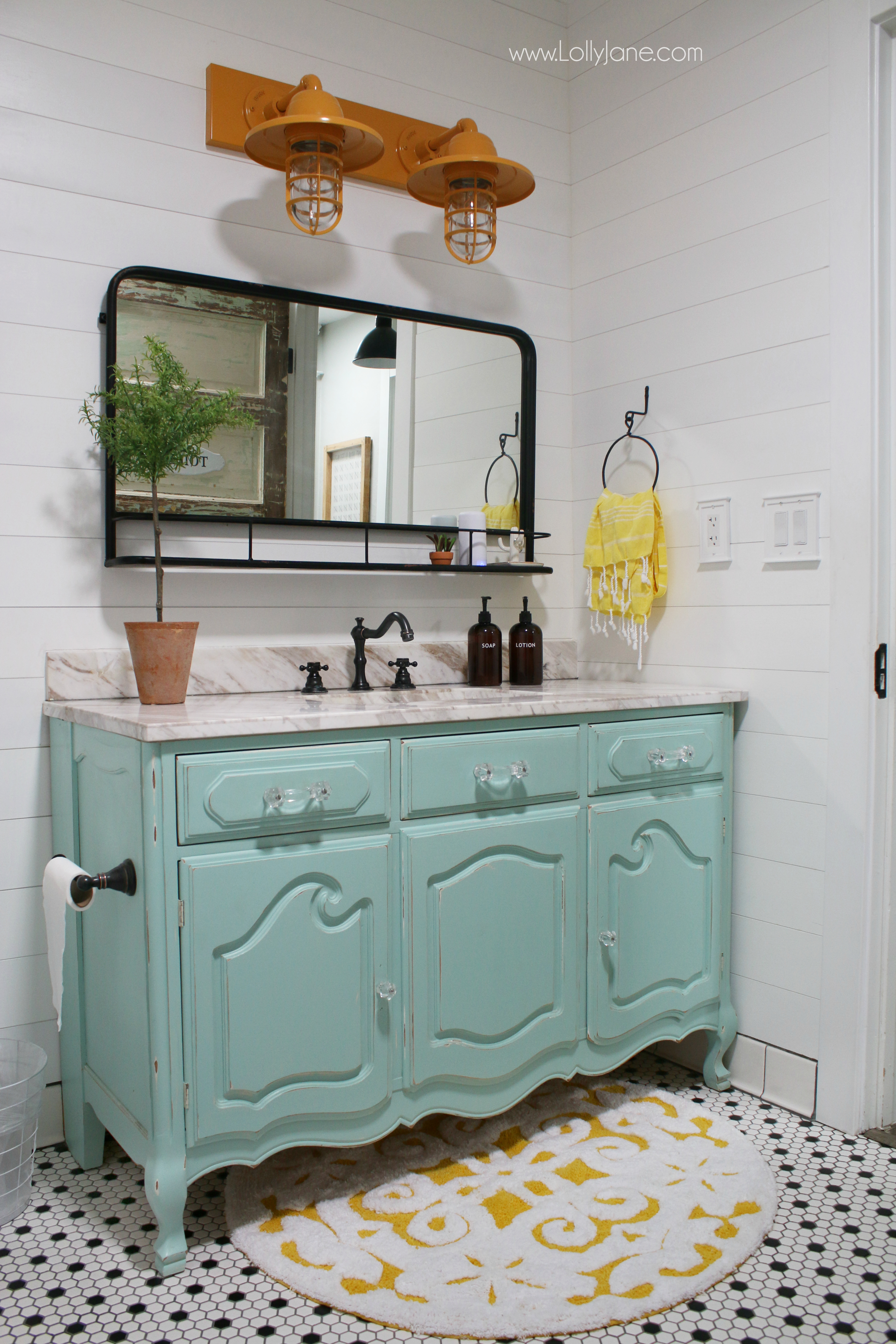 Loving this farmhouse yellow and aqua bathroom decor, add some pops of color to your standard farmhouse bathroom. 