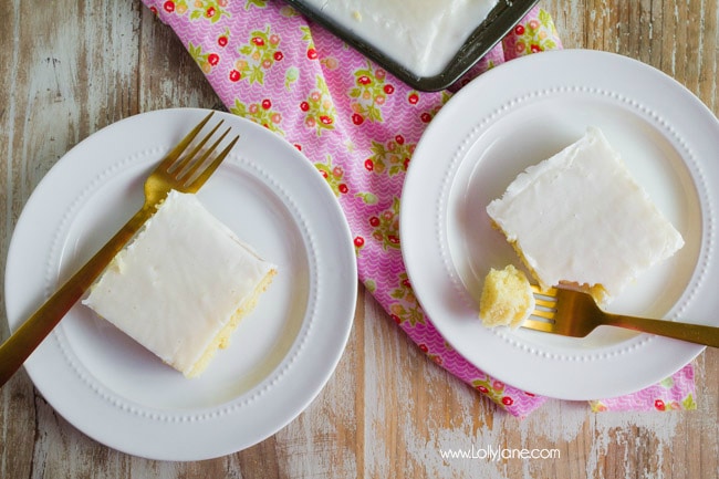 Love this white Texas almond sheetcake recipe! This is an easy to make almond cake with a light almond frosting, so yummy! Huge crowd pleaser dessert! Easy dessert idea, perfect for Sunday dinner!