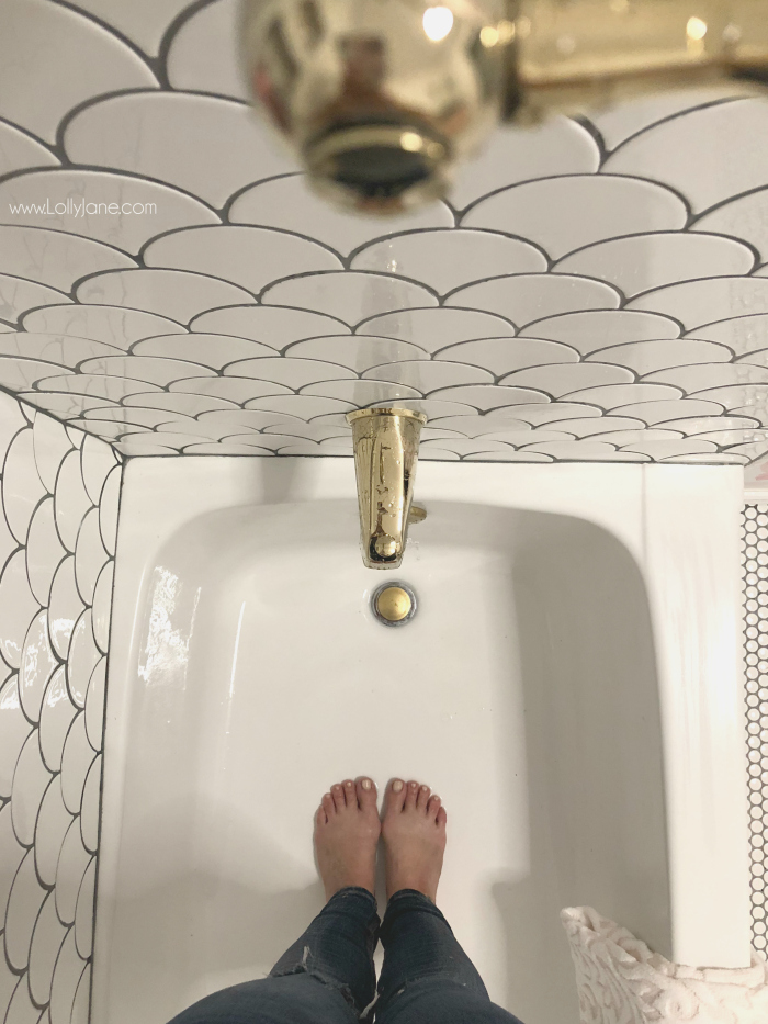 Can't stop looking at this gorgeous fan tile in this tub shower combo bathroom reno! So pretty! Love this fish tile shower tile!