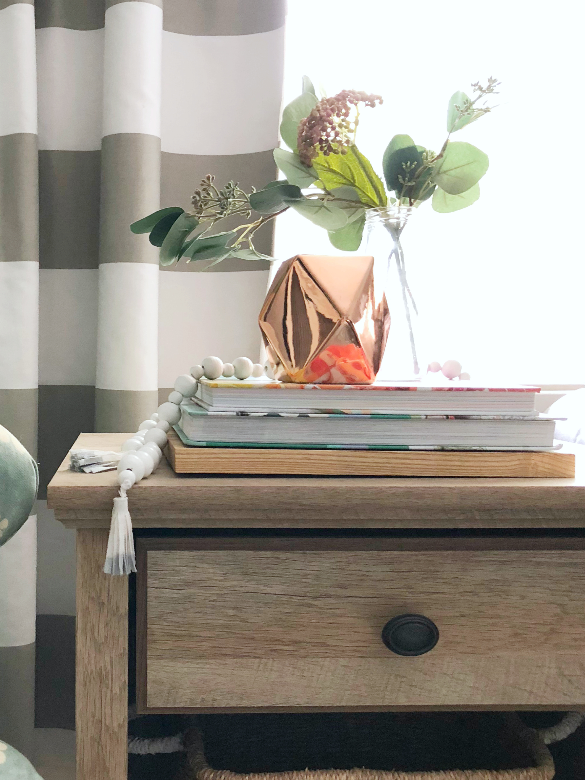 Love this cute corner, farmhouse furniture + fresh florals makes for a cozy space!