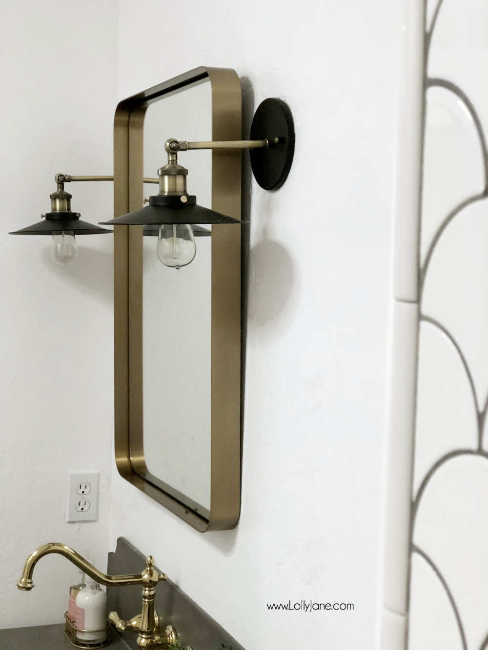 Love the pops of gold, bronze, and GLAM in this farmhouse bathroom! So pretty!