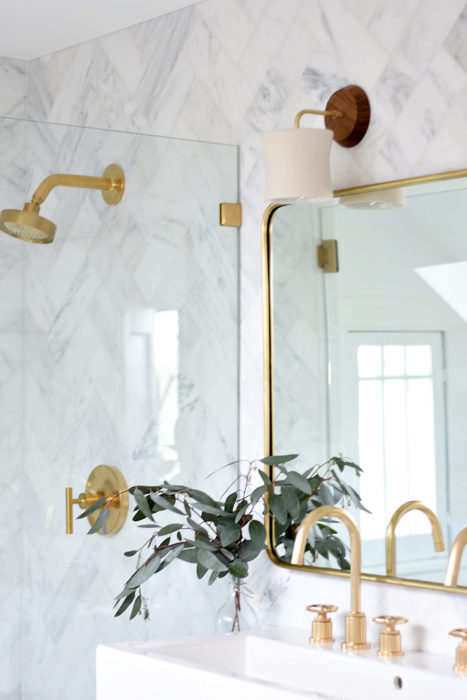 Such pretty marble bathroom gold accessories in this modern bathroom decor!