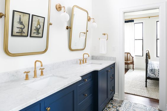 Such a pretty navy vanity with matching gold mirror bathroom decor! Such a pretty bathroom remodel with modern gold finishes!