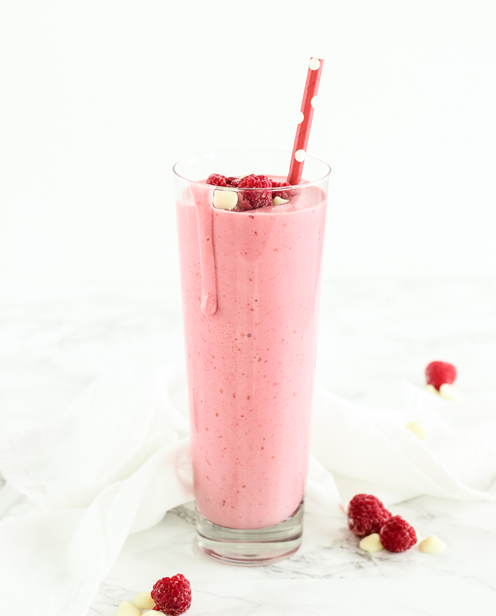 White Chocolate Raspberry Smoothie Recipe | Love this easy to make white chocolate raspberry smoothie, so yummy and easy to make!