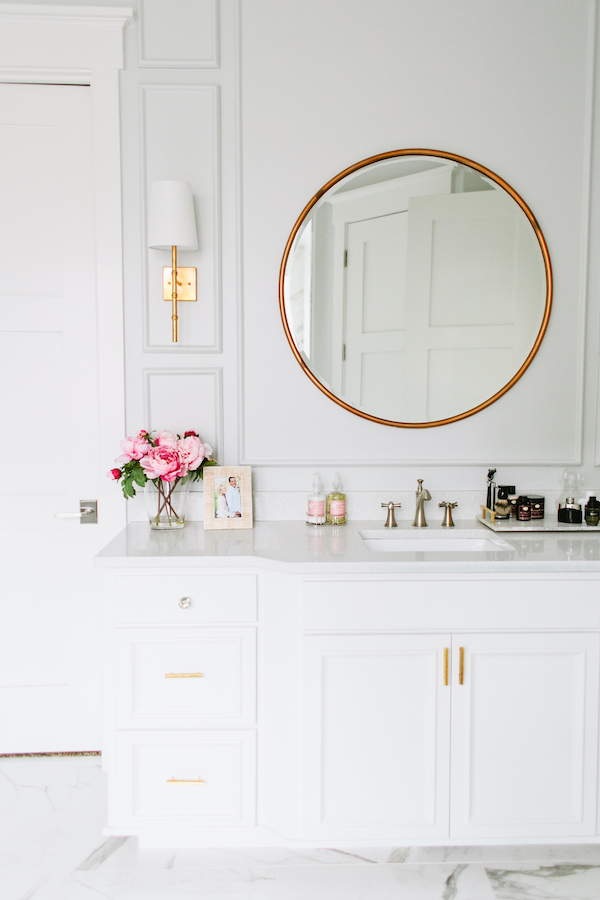 White walls with brass circle mirror bathroom decor, love this clean modern bathroom!