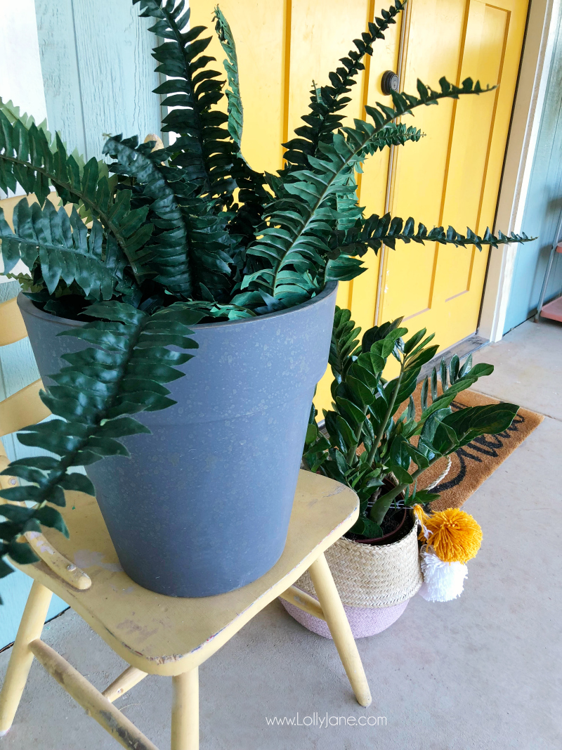 Such a pretty galvanized planter filled with ferns, make such pretty porch decor! Love these porch planter ideas! #porchdecor #outdoorspaces