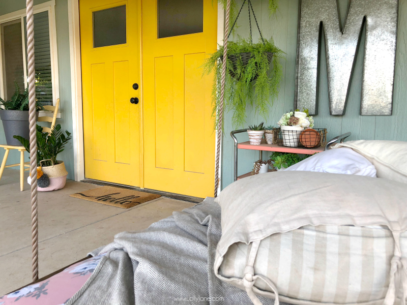 Loving these hanging plants, such pretty porch decor! #porchdecor #outdoorspaces