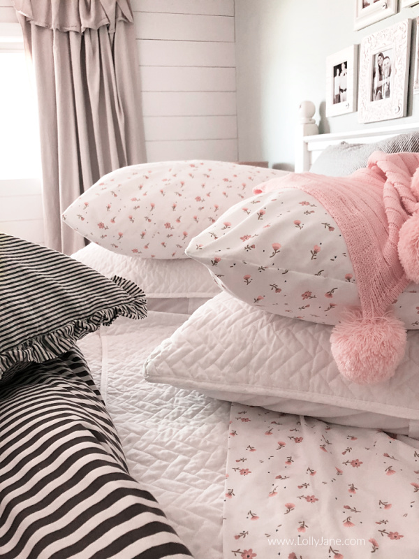 Love these cozy farmhouse bedding ideas. Create a master bedroom you can't wait to come home to! How to layer bedding using a coverlet and duvet. #masterbedding #farmhousebedding #seersuckerbedding #duvet #coverlet #howtostylebedding #homedecor