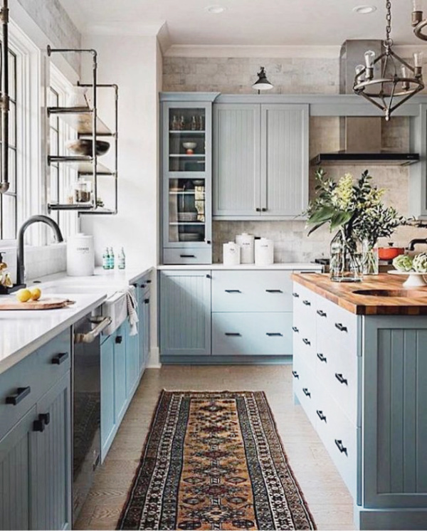 Loving this farmhouse kitchen rug in this farmhouse kitchen, swoon! Such a pretty kitchen, the farmhouse rug really warms up the space. #farmhousekitchenrug #kitchenrug #farmhouserug #bluefarmhousekitchen #kitchendecor