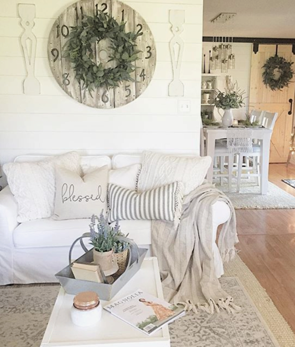 Love the look of these layered farmhouse rugs in a family room. Layer a patterned rug over a jute rug to create a warm farmhouse flooring. Love these family room farmhouse rugs! #farmhouserug #farmhouserugs #rugs #juterug #patternedrug #farmhousearearug