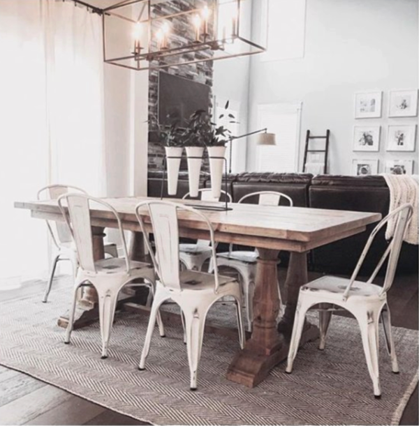 Such a pretty farmhouse dining room! Love these vintage farmhouse decorating ideas with this charming farmhouse rug. #vintagefarmhousedecor #farmhouserug #farmhousedecor #farmhousediningroom #cheapfarmhousedecor #affordablefarmhousedecor