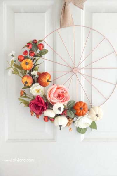 Love this EASY Fall Wheel Wreath! Grab a bicycle rim and spruce it up with fall accessories, love it!