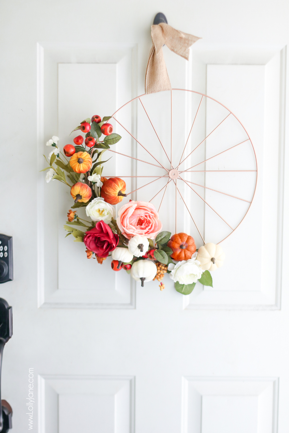 Love this EASY Fall Wheel Wreath! Grab a bicycle rim and spruce it up with fall accessories, love it!