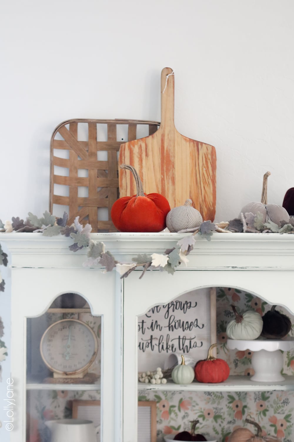 Add garland and plush pumpkins to your hutch, cabinet, or buffet for instant autumn warmth! Click to see 5 other fall homes decked out for fall! #diy #falldecor #homedecor #fallhomedecor