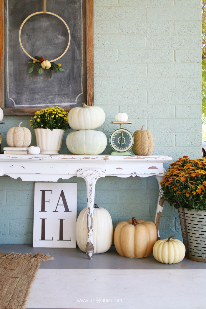 Check out this fall porch decor, easy ways to decorate for fall with lots of pumpkins and gourds and fresh mums! #fallporchdecor #porchdecor #outdoorfalldecor #falldecoratingideas