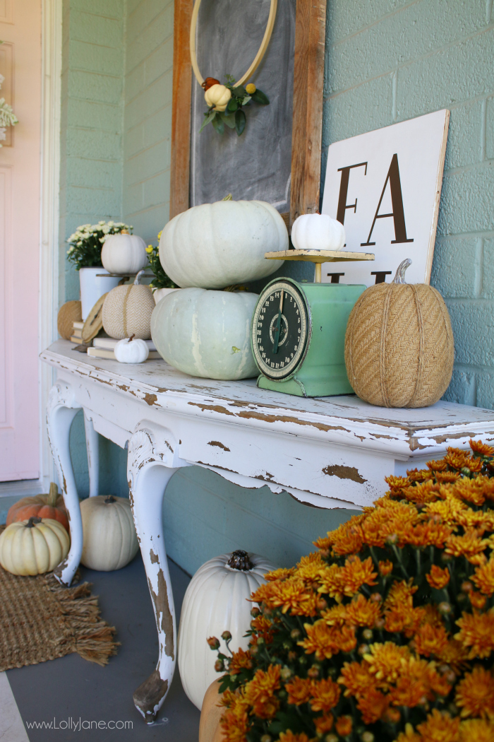 Loving these front porch fall decorating ideas with fresh mums and lots of white pumpkins and soft hues of gourds! #falldecor #falldecorating #fallporch #fallporchdecor