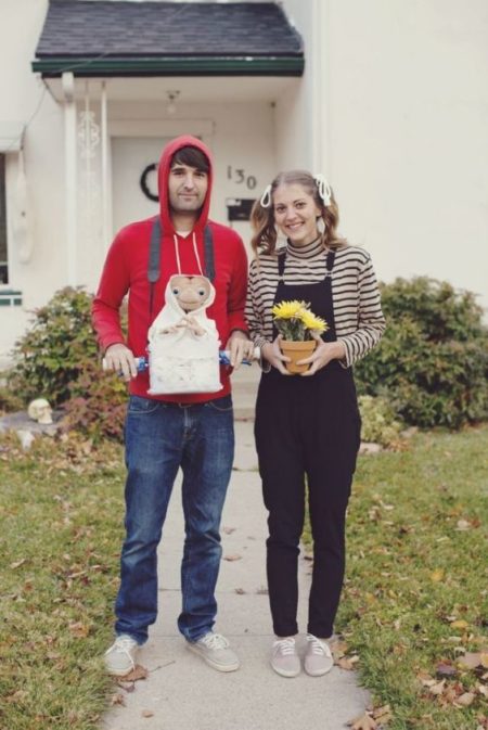 Takin it back to 1982 with ET, stinkin cutest couples costume. #ETcouplecostumes #halloweencostumes #diycouplecostume