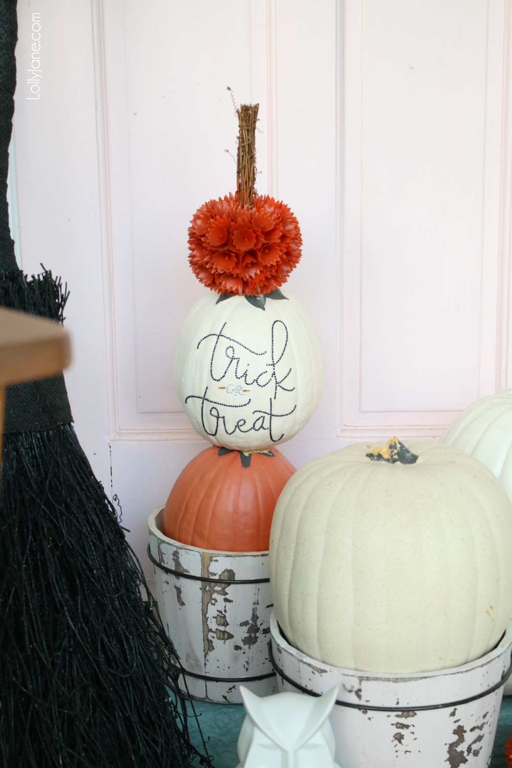 EASY kid-friendly project to DIY this fall! Make a Pumpkin Topiary to display on your doorstep to welcome guests, perfect as Halloween or fall decor!