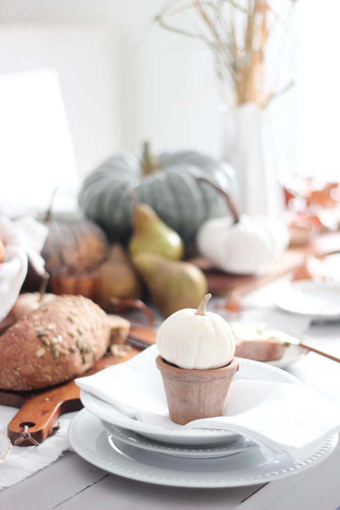 Tips for natural and neutral Thanksgiving decorations. Get the look of this gorgeous Thanksgiving tables setting by gathering pumpkins, gourds and white dishes. So pretty! #thanksgiving #thanskgivingtable #thanksgivingdecorations