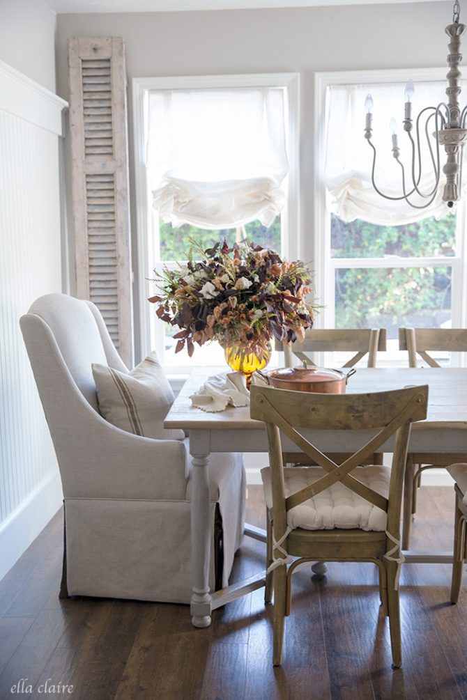 Keep it simple when it comes to Thanksgiving decorating ideas. Lots of white in the room create simple decor so the fall floral centerpiece does the talking. Pair the table with white dishes for stunning Thanksgiving decor! #thanksgivingideas #thanksgiving #thanksgivingdecor