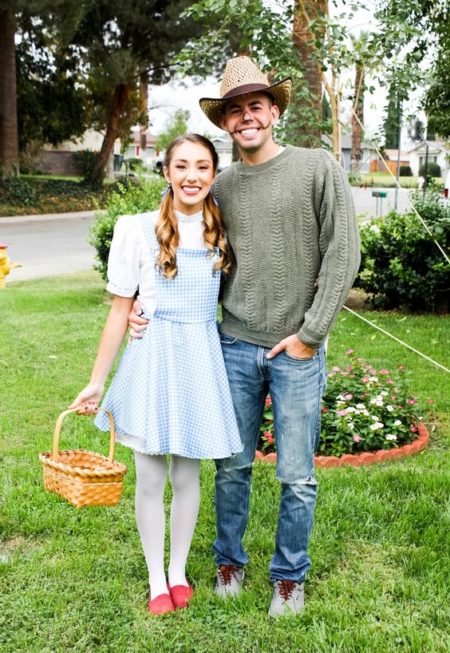 The Wizard of Oz was my FAV movie growing up, and what a fun couples costume to do with your BOO! #wizardofozcostume #halloweencostume #couplescostume