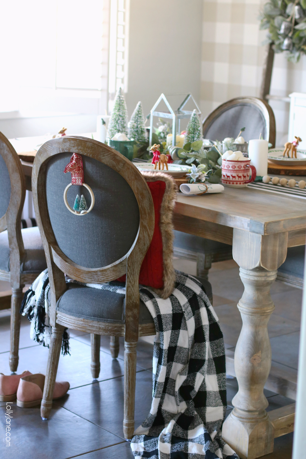 Decorate the back of your chair to really make it blend with your centerpiece! This decor doubles as an ornament for guests to take home, too cute!! #christmas #christmastablescape #christmascenterpiece #centerpiece #wintertablescape #diy