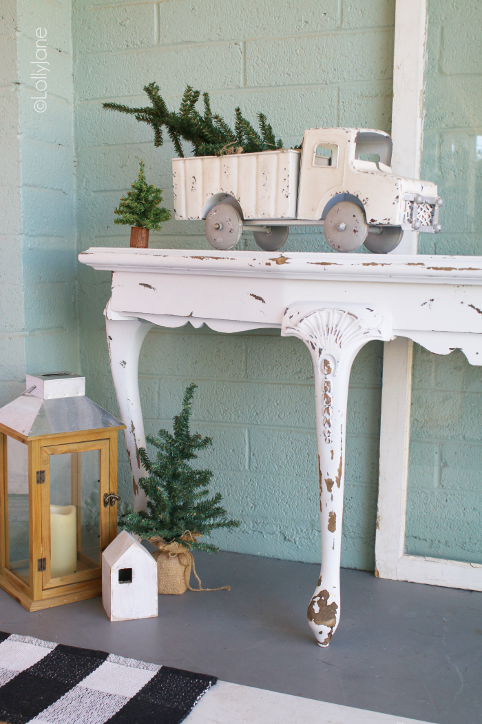 Wow your guests as they come up to the front porch for all the holiday dinners! Grab some inspiration from these 10 Christmas Front Porches. #christmashometour #christmasporchideas #christmasdecorations