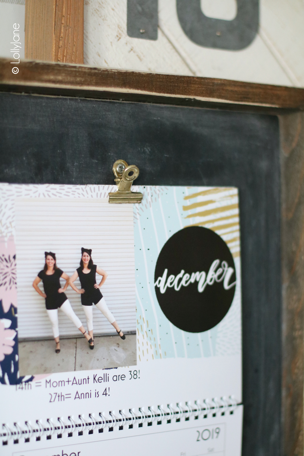 Look how easy it is to make this simple DIY wood calendar holder using inexpensive wood and paint! Love this chalkboard calendar holder! #diy #calendarholder #woodcalendarholder