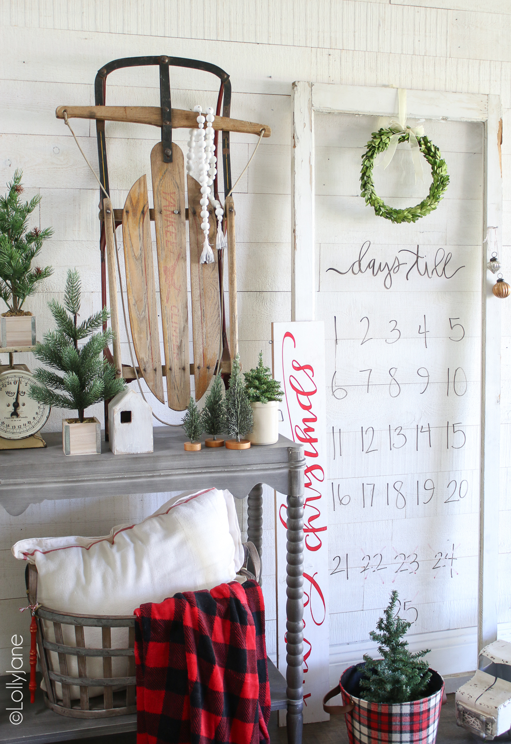 How to make a Christmas countdown board. Recycle an old window pane and use dry erase markers to create a super easy Christmas countdown! #diy #christmasdecor #christmasdecorations #dryerasecraft #christmascraft