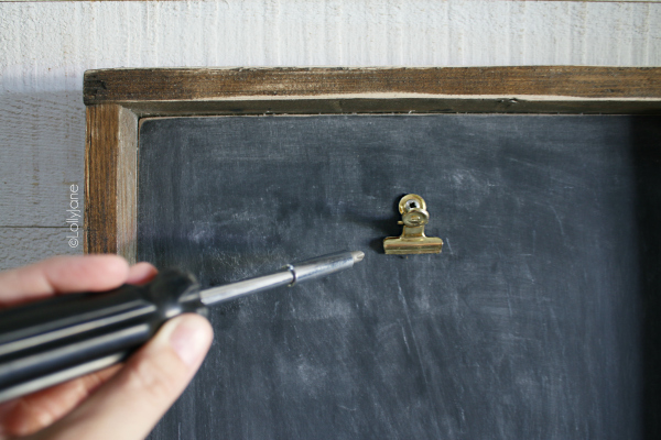 See how easy it is to make this simple DIY wood calendar holder using inexpensive wood and paint! Love this chalkboard calendar holder! #diy #calendarholder #woodcalendarholder