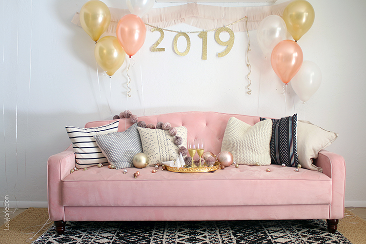 Cutest ever NYE Party Backdrop and SO easy to recreate! Love the DIY "2019" garland that's great to remake and hang for ANY occasion! #nye #newyearseve #partydecor #backdrop #diy 