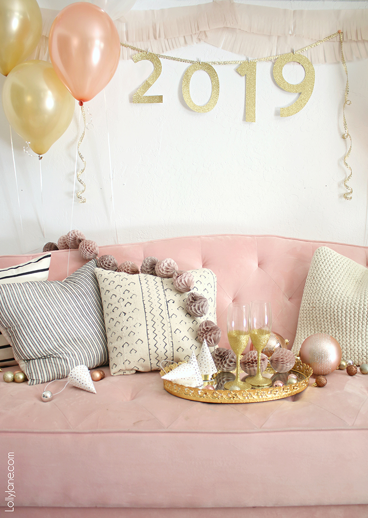 Cute and EASY "2019" Bunting, perfect for a New Years Eve party! Super simple to make in just a few minutes, love this cute rose gold theme! #nye #newyearseve #partybackdrop #diy
