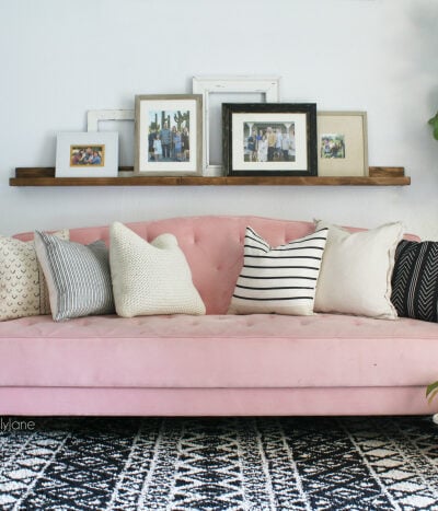 Check out this fun mid century modern living room with a pink tufted couch! #midcenturymodern #modernlivingroom #midcenturydecor