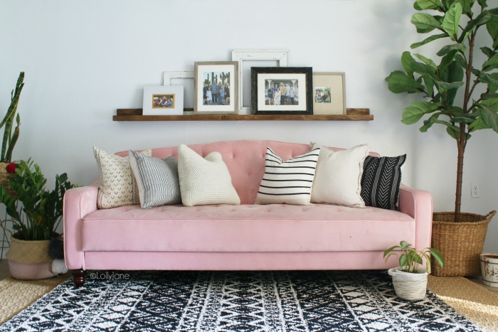 Check out this fun mid century modern living room with a pink tufted couch! #midcenturymodern #modernlivingroom #midcenturydecor