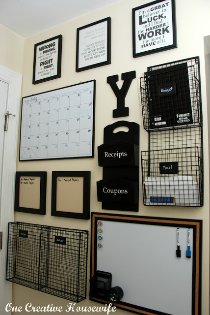 If you love black decor, you'll adore this black command center station with its black wire baskets to corral all the things. Cute command station to organize the whole family. #commandcenter #commandstation #organization #blackdecor #familyorganization