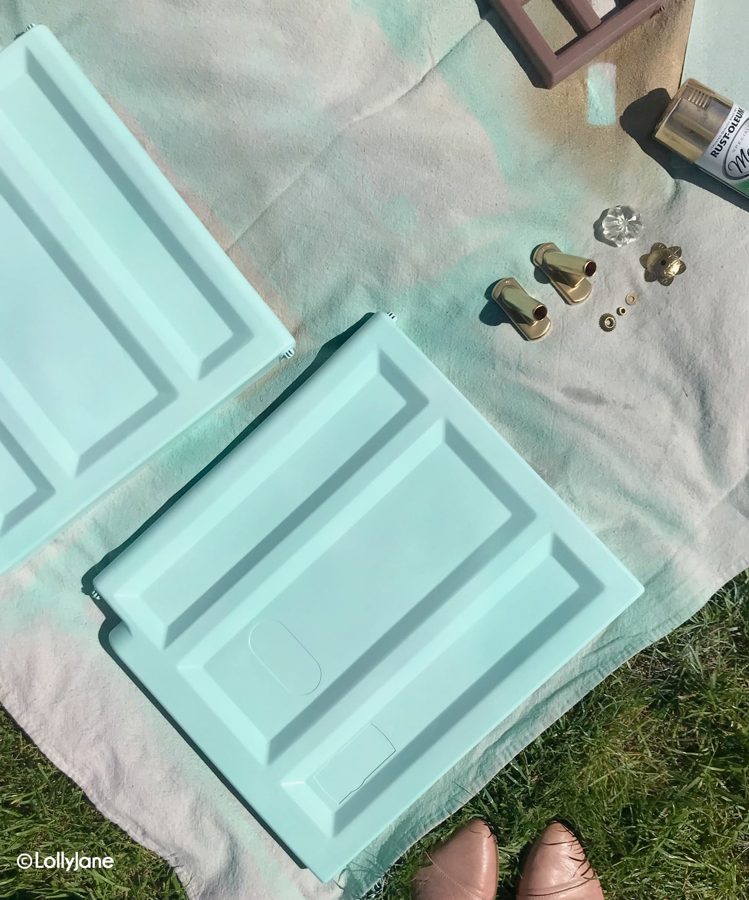Make over a plastic playhouse like a pro! Click through to see these awesome painting tips! #playhousemakeover #littletikes #playhouse #painting #paintingtips