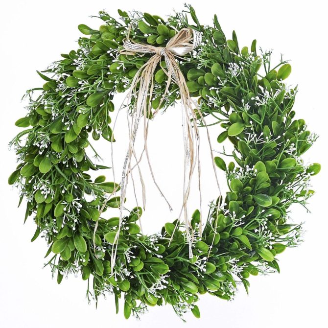 Love this boxwood spring wreath with a cute natural bow. Love this pretty farmhouse wreath! #farmhouse #farmhousedecor #farmhousewreath #boxowod #boxwoodwreath