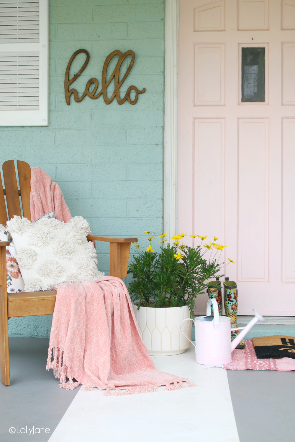 Give your front porch a simple season seasonal refresh with florals + these SIMPLE tips to welcome spring to your home! #spring #springporch #porchrefresh #frontporch