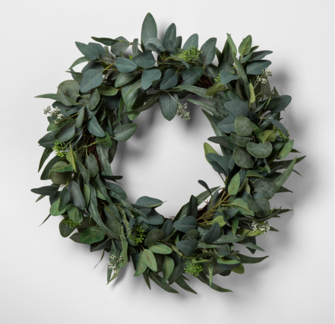 Love this faux seeded eucalyptus wreath, it added the perfect farmhouse vibe! #farmhousedecor #homedecor #wreath #farmhousewreath