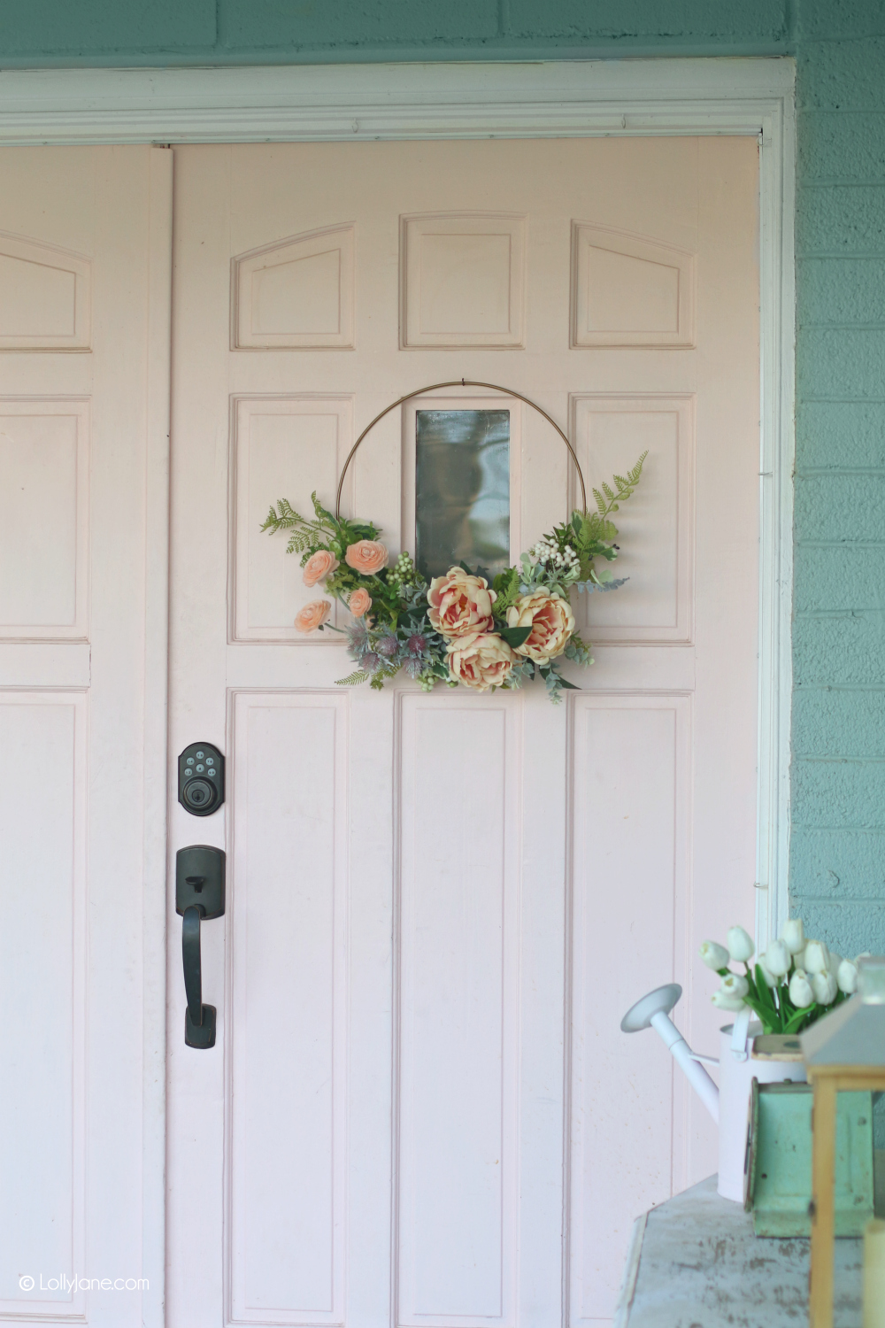 AMOUR!! Une couronne florale moderne de bricolage MAGNIFIQUE et SUPER FACILE... et fabriqué en 10 minutes! Cliquez pour le mode d'emploi simple! #bricolage #décorations printanières #couronne #floralwreath #artisanat