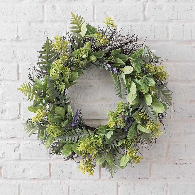 Such a pretty artificial green wreath with purple accents, simple farmhouse charm! #purplewreath #farmhousewreath #fernwreath #farmhousecharm