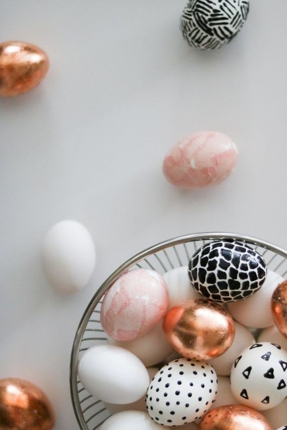 Modern Easter egg craft using copper foil and black puff paint. Such a fun DIY Easter egg craft spring idea! #dyeeasteregg #easteregg #moderneasterdecor #modernspringdecor #goldspringdecor