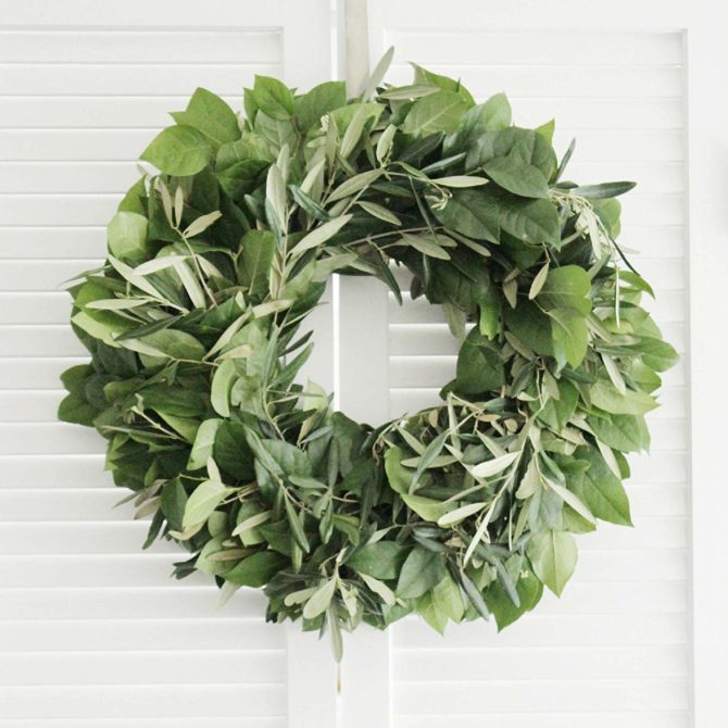 I've never seen an olive lemon wreath, so pretty! The perfect farmhouse charm! #olivelemonwreath #olivewreath #lemonwreath #farmhousestyle #farmhouse